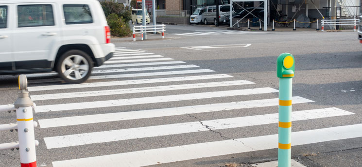 横断歩道を通過する車